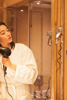 没戴奶罩两个乳头突出来